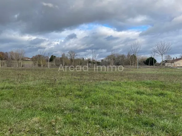 Beau terrain plat constructible d'env. 2521 m2 en bordure d'