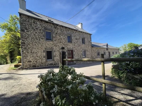 Charmant corps de ferme avec deux habitations et nombreuses