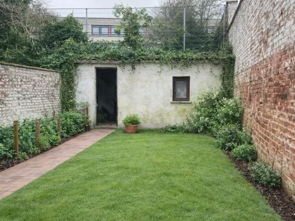 Il y a des maisons qui racontent une histoire.