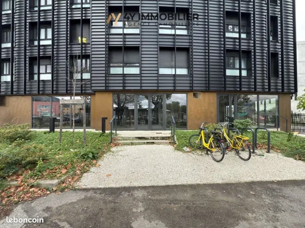 Local 246 m² Gières