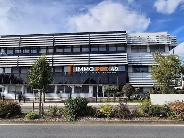 Local 12 pièces 854 m²