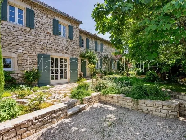 Charmante ferme en pierre avec jardin clos et piscine.