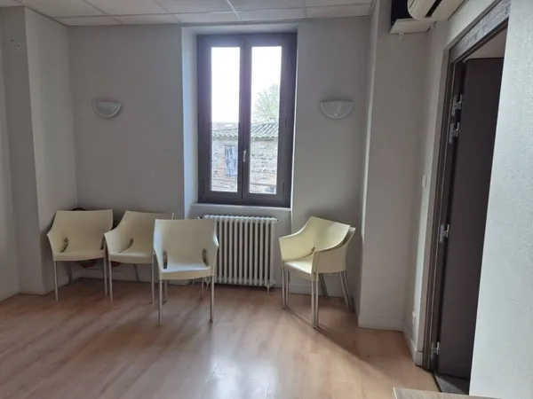 Local commercial 3 pièces 210 m²