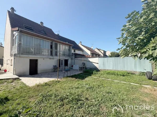 Grande maison familiale sur 3 niveaux avec jardin