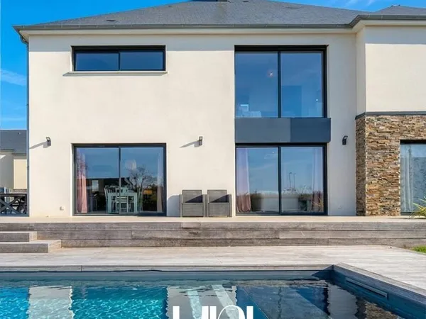 Maison 7 pièces de 325 m2 avec piscine - Saint-Contest