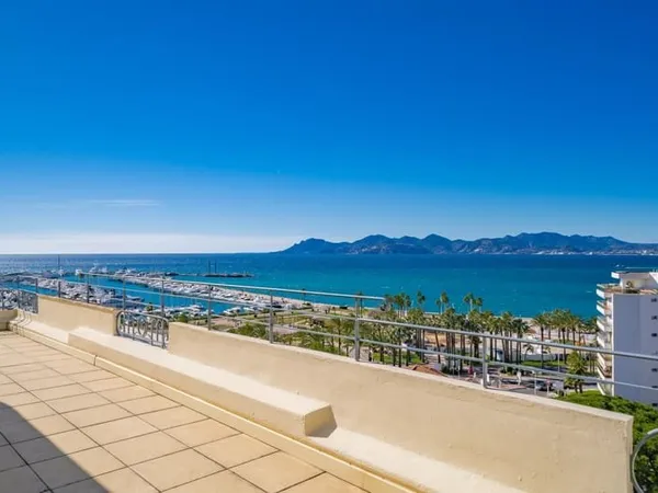 Cannes - À 50 mètres de la Croisette - Élégant appartement bourgeois avec garage