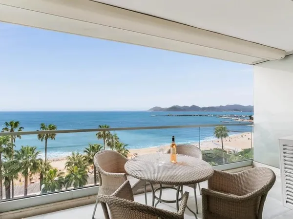 A Vendre - Appartement 4 pièces contemporain avec vue mer panoramique - Cannes Croisette