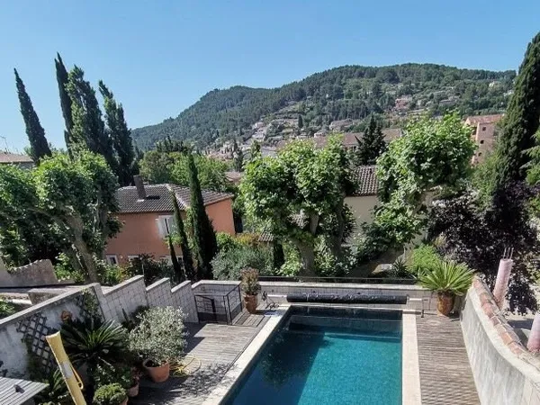 Duplex Jardin privatif, piscine au centre ville.