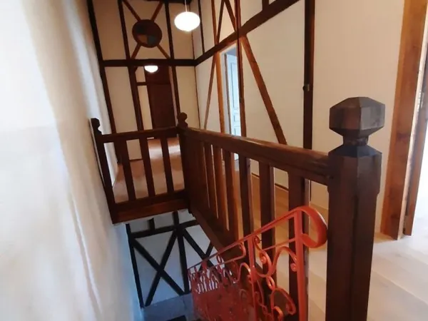 Maison de village de caractère rénovée au coeur du bourg.