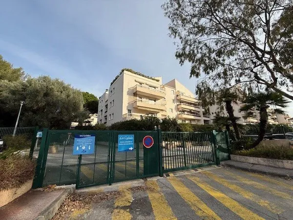 EXCLUSIVITE / TOULON - Faux T4 de 81.80 m2 + 2 balcons + parking