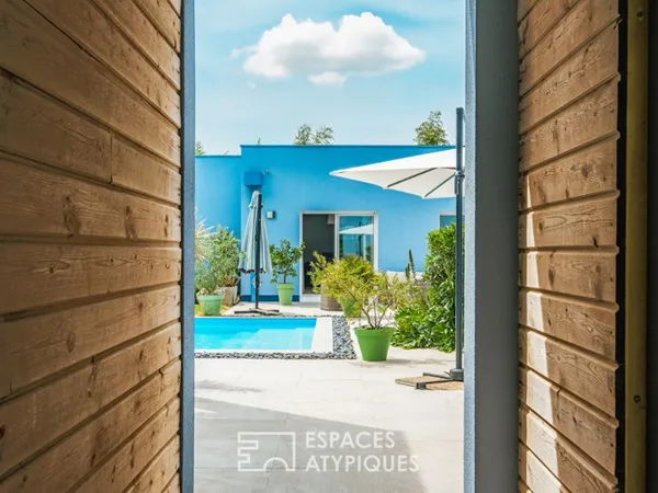 Contemporaine dans un environnement boisé