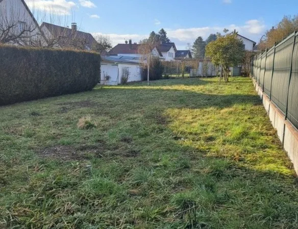 Terrain constructible de 351m², partiellement arboré. Non viabilisé