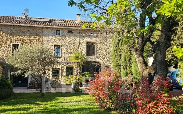 Propriété de caractère en pierre - Élégance provençale confidentielle avec jardin paysager et pisci