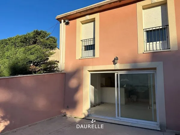 Appartement T4 en duplex de 70 m2 avec une cour à l'Ouest de