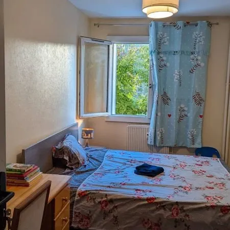 Chambre lumineuse - 5 min Tram & Commerces