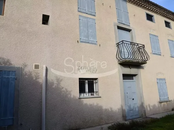 Maison en pierre avec jardin et garage