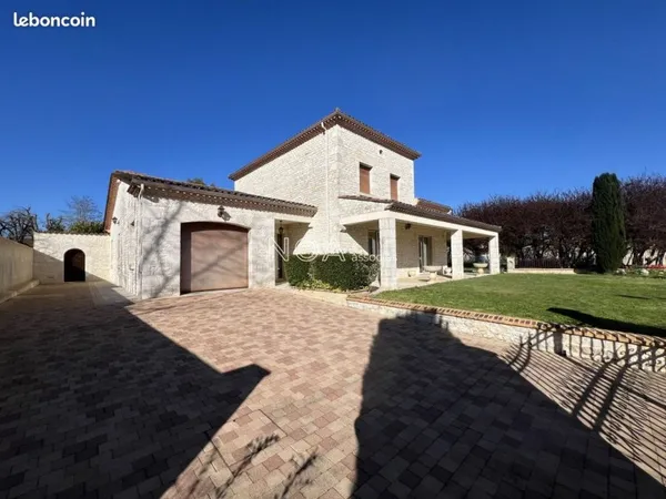 Propriété 8 pièces 230 m²