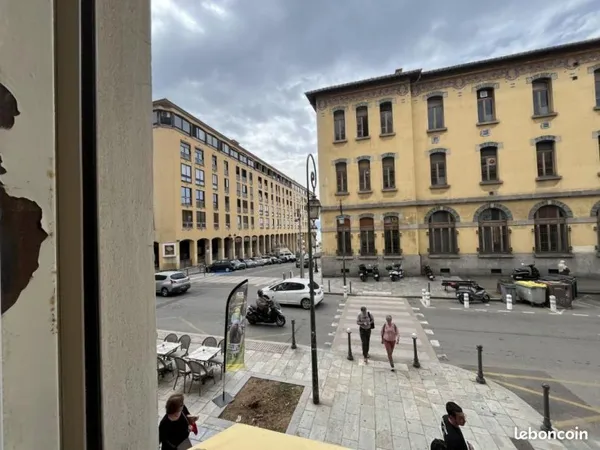 Bureau 61 m²
