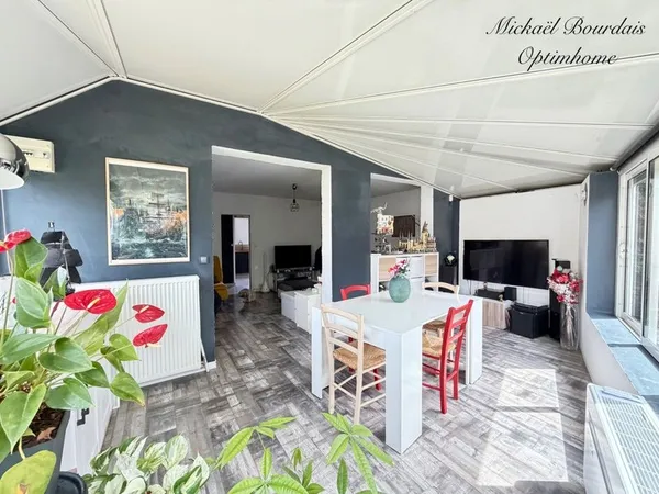 Maison idéalement située au Lude - 3 chambres - 104 M2 - cuisine neuve - véranda - cour close