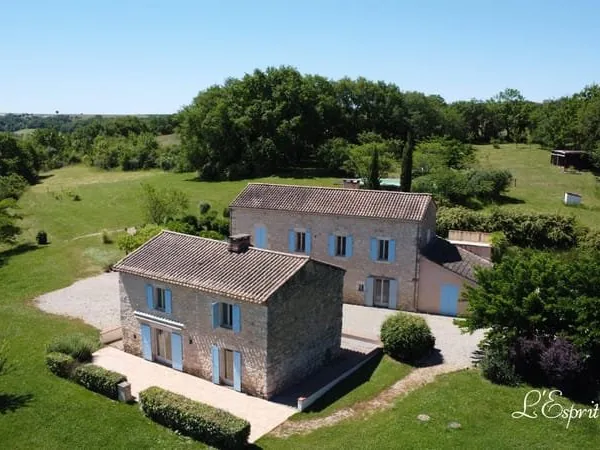 Deux jolis maisons avec piscine, terrain et des belles vues