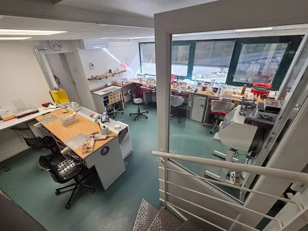 40 m2 RENTA NETTE ENVISAGEE 7% Excusivité locaux professionnels sortie autoroute Grésy À VENDRE : Bu