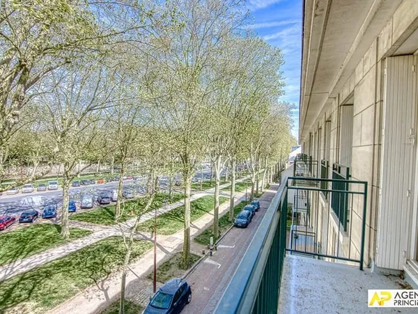 Versailles centre Avenue de Paris Appartement 4 pièces 83 m² situé au 3ème étage avec ascenseur, bal