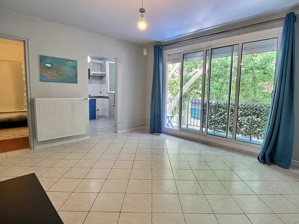 Grand appartement T1 bis avec balcon, proche tram, bus et toutes commodités