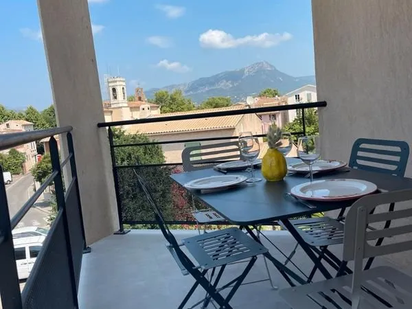 Duplex 75 m² meublé - terrasse tropézienne - centre du Pradet - de septembre à juin Location septemb