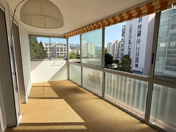 Appartement type 4 pièces : 2 chambres et une véranda de 15m2 en plus + parking
