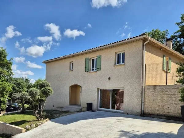 Maison rénovée 5 chambres terrain 858 m2 à Alès