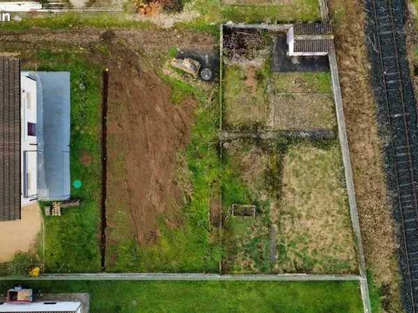 ➡️ Terrain constructible viabilisé (eau, électricité, télécom) - 575 m² - Ambutrix