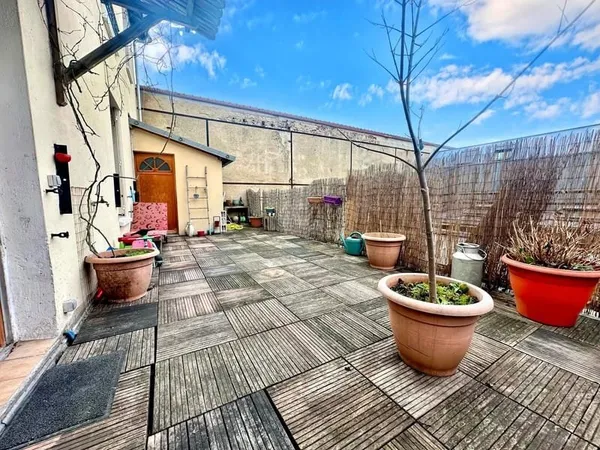 Un Appartement divisé en 2 parties avec grande terrasse