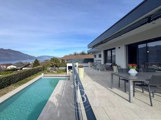 Maison 8 pièces 234 m²