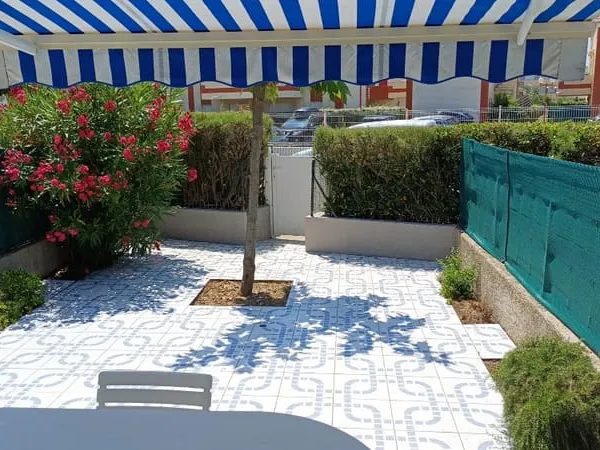 Maison de plage en R+1 avec terrasse carrelée à 50 mètres de