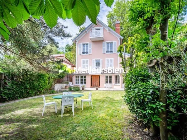 En bordure du Parc de Saint-Cloud, maison 5 chambres avec jardin et dépendance