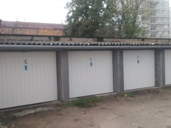 nous+ntt+un+grand+garage+de+15m2+en+plein+centre+villes
