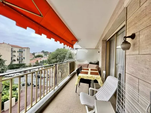 Spacieux appartement - Etage élevé - centre Antibes