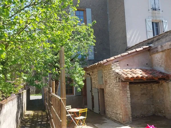 Maison avec jardinet