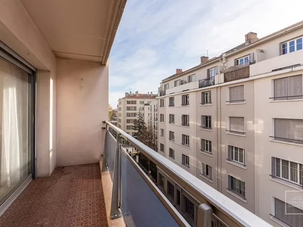 VILLEURBANNE - GRATTE CIEL , 70m², BALCON & LOGGIA, PARKING