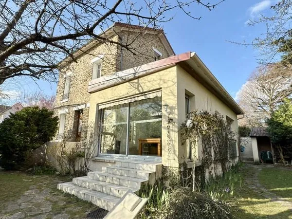 Meulière de 170m2 avec jardin et garage à 5 min à pied de la gare.