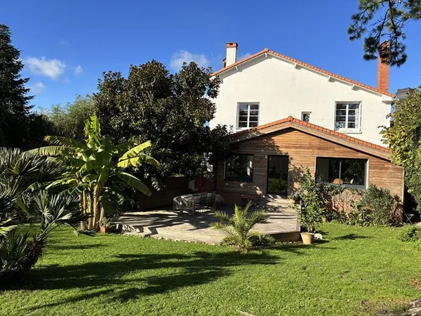 Maison de caractère rénovée 210m², 6 chambres, avec parc en plein coeur de Aizenay