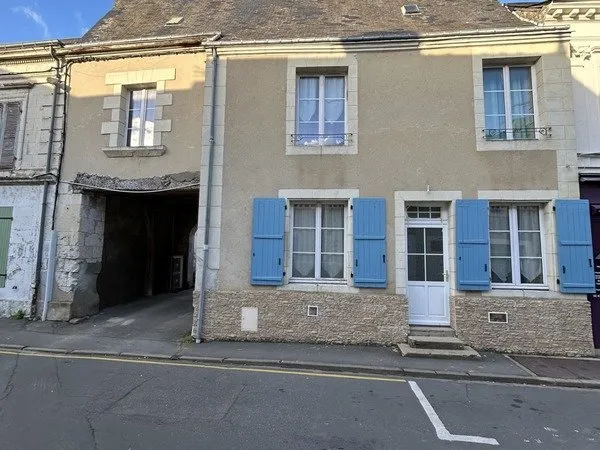 Vaas (72500) Ancien monastère rénové à vendre, 3 chambres, coeur de village