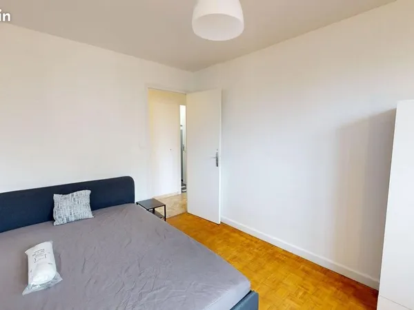 Chambre 6 pièces 100 m²