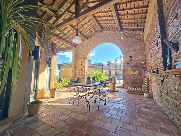 BOURG SAINT BERNARD, Maison atypique de 195 m2 à vendre.