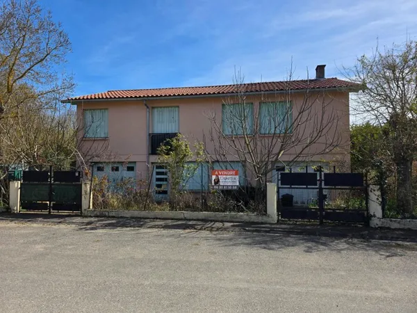 Maison comprenant salon, cuisine, salle de bains, toilette, 3 chambres, salon et cuisine d'été, 2 ga
