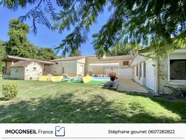 Ensemble immobilier exclusif aussi rare qu'atypique avec un accès privé à la dordogne