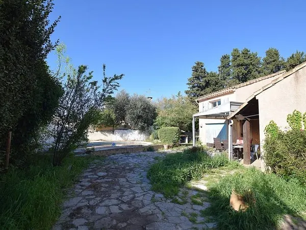 Cabannes - Opportunité - Maison 4 pièces à rénover avec garage et jardin