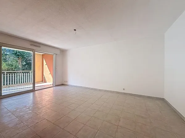 FRÉJUS - Secteur Hôpital, appartement 2 pièces de 48 m2 au calme avec garage
