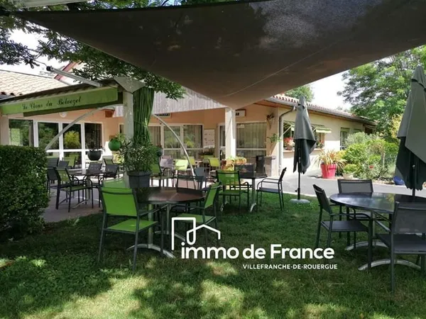 Bâtiment plain-pied modulable de 300 m² avec appartement T3 et local professionnel sur 2353 m² de te