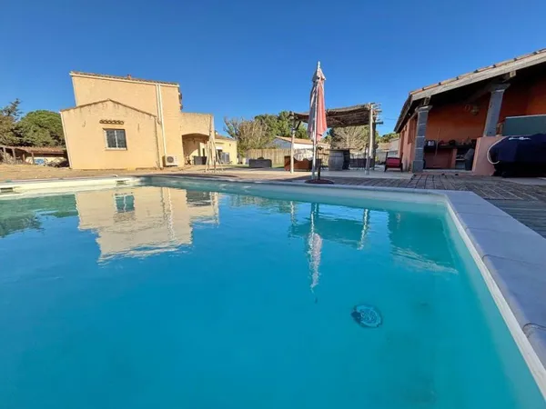 Deux villas avec piscine et dépendance à deux pas de la plage